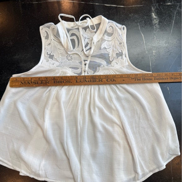 Free People XS Flowy White Sleeveless V-Neck Top With Lace Floral Detail - Picture 5 of 7